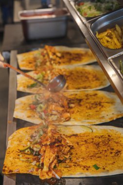 Şef geleneksel Türk Donör Kebap eti hazırlıyor ve yapıyor. Shawarma veya jiroskoplar. Türkçe, Yunanca ya da Ortadoğu tarzında izole edilmiş beyaz kebap.