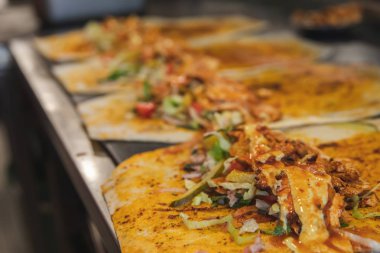 Geleneksel Türk Donör Kebap eti. Shawarma veya jiroskoplar. Restoranda Türk, Yunan veya Ortadoğu usulü tavuk kebabı.