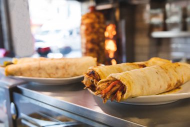 Geleneksel Türk Donör Kebap eti. Shawarma veya jiroskoplar. Restoranda Türk, Yunan veya Ortadoğu usulü tavuk kebabı.