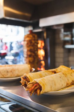 Geleneksel Türk Donör Kebap eti. Shawarma veya jiroskoplar. Restoranda Türk, Yunan veya Ortadoğu usulü tavuk kebabı.