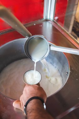 Geleneksel Türk içeceği Ayran 'ı eski metal cam bardağa dolduruyor. Ayran yoğurt ve suyla yapıldı.