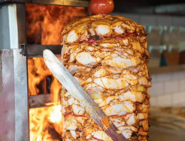 Cięcie Szefa Kuchni Nożem Doner Tradycyjne Tureckie Mięso Doner Kebab — Zdjęcie stockowe