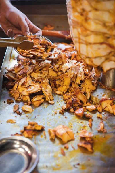 Koch Zubereitet Und Macht Traditionellen Türkischen Dönerspieß Shawarma Oder Gyros — Stockfoto