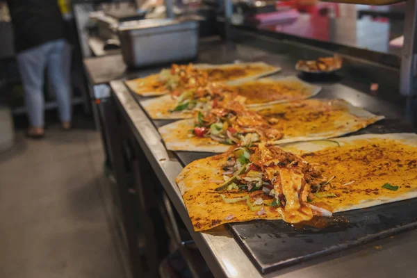 Geleneksel Türk Donör Kebap eti. Shawarma veya jiroskoplar. Restoranda Türk, Yunan veya Ortadoğu usulü tavuk kebabı.