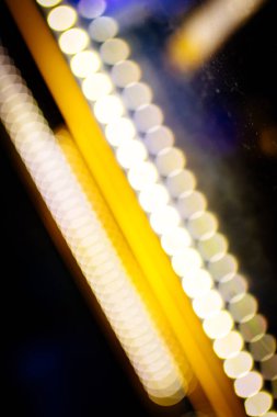 Bulanık bokeh arka plan renkli soyut neon ışıklar. Odaklanmamış Bulanık Gece hayatı, Gece Kulübü veya Bar Geçmişi konsepti resmi. 