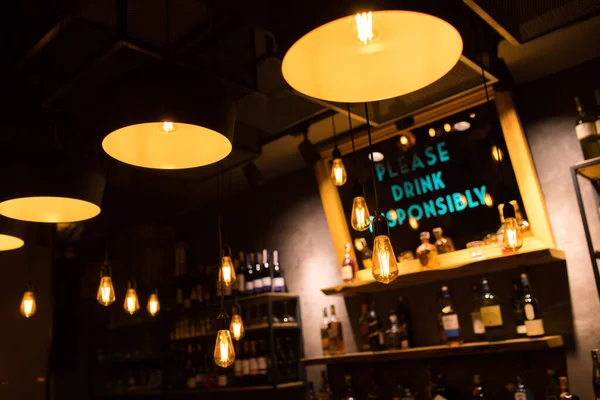 カフェでヴィンテージ豪華なインテリア照明の装飾 古いヴィンテージ電球ランプ レストランバー照明インテリアデザイン アルコール飲料ボトルの前のワイン室のヴィンテージ電球 — ストック写真