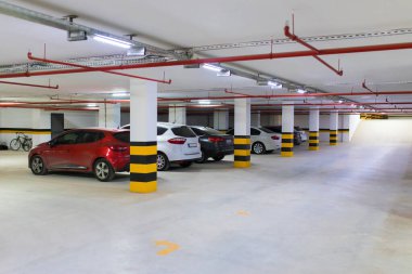 Yeraltı otoparkında çeşitli arabalar var.. 