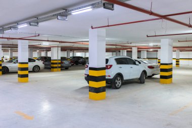 Yeraltı otoparkında çeşitli arabalar var.. 