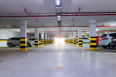 Yeraltı otoparkında çeşitli arabalar var.. 