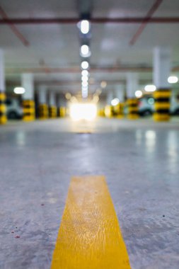 Yeraltı otoparkında çeşitli arabalar var.. 