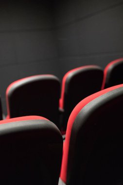 Tiyatroda kırmızı sinema sandalyeleri ya da koltuklar. Konferans salonunda ya da seminer odasında kırmızı sandalyeler. Boş sinema salonu, sinema salonu, sinema koltukları ya da sandalyeleri. Küçük bir sinema salonu, sinema koltukları veya sandalyeler..