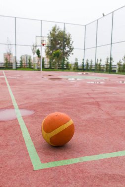 Açık hava, açık basketbol sahası. Basketbol sahasında basket topu. Kırmızı Basketbol sahası.