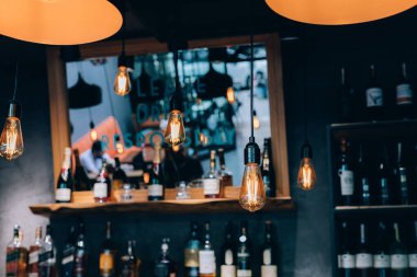 Kafede vintage lüks iç aydınlatma dekor. eski Vintage ampul lambaları. Restaurant Bar aydınlatma iç tasarım. Alkollü içecek şişeleri önünde şarap odasında Vintage Ampuller