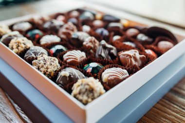 El yapımı çikolatalar ya da kutudaki şekerler. Bu çikolata hediyesi lezzetli, doğal, organik lüks ve sağlıklı.