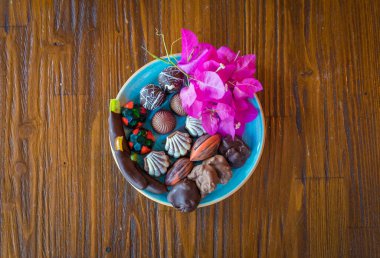 El yapımı çikolatalar ve kurutulmuş portakal tabakta çilek meyveleri. Sağlıklı tatlı atıştırmalıklar.