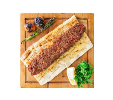 Geleneksel Türk Adana kebabı veya kebap eti, Türk restoranının üst manzarasından masada..