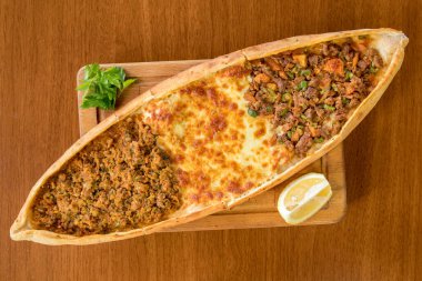 Geleneksel Türk Pide veya Pita hamur ürünleri Türk restoranında beyaza izole edilmiş.