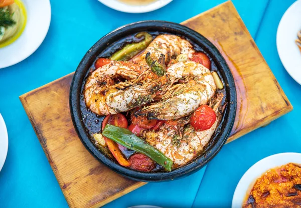 Garnalen Seafoods Voorgerechten Salades Tafel Visrestaurant Strand Restaurant Griekenland Turkije — Stockfoto