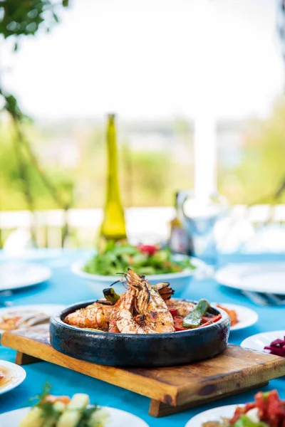 鱼餐厅的餐桌上摆着虾 开胃菜和沙拉 位于希腊或土耳其的海滩餐厅 爱琴海海滨 希腊或土耳其风格的鱼餐厅在博德鲁姆 圣托里尼或米科诺斯 — 图库照片