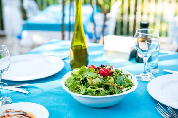 Yunani Mediterania Atau Aegean Hijau Segar Salad Atas Meja Restoran — Stok Foto