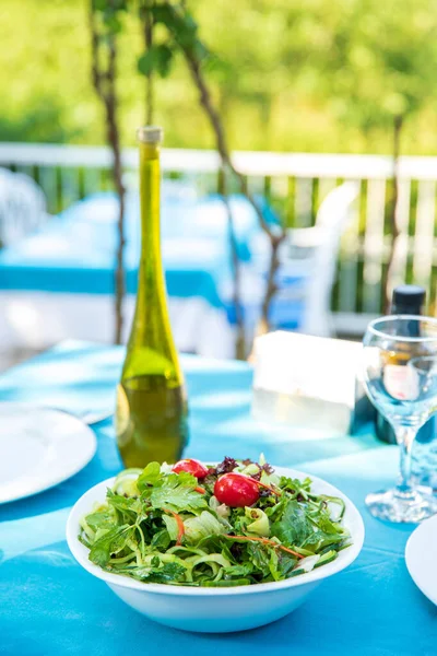 Yunani Mediterania Atau Aegean Hijau Segar Salad Atas Meja Restoran — Stok Foto