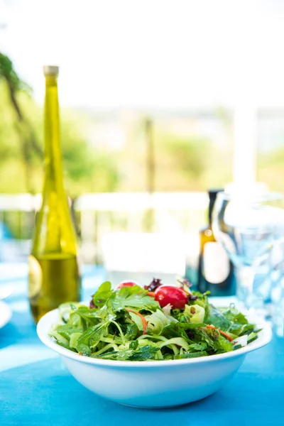 Yunani Mediterania Atau Aegean Hijau Segar Salad Atas Meja Restoran — Stok Foto