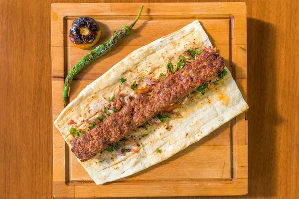 Hagyományos Török Adana Kebab Vagy Kebap Húskaja Asztalon Felülnézetből Török — Stock Fotó