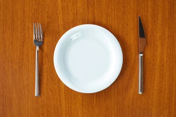 Empty White Plate Wooden Table Top View — ストック写真