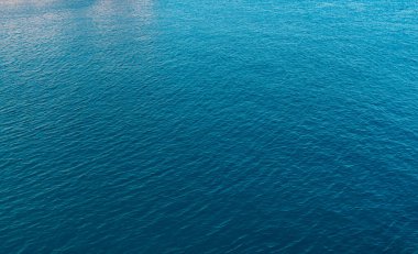 Türkiye 'de güneşli bir günde Akdeniz manzarası. Deniz ve ağaçlarla dolu yaz günü manzarası. Mavi deniz ve dağların gökyüzü manzarası, Akdeniz ya da Ege Denizi. Türkiye 'de tatil ve tatil.