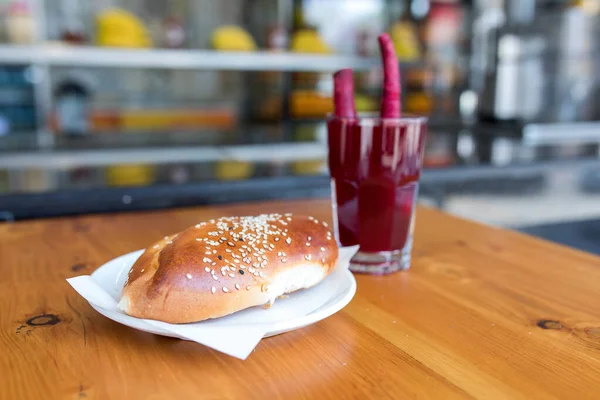 Traditionelles Türkisches Getränk Rübensaft Salgam Und Türkischer Bagel Simit — Stockfoto