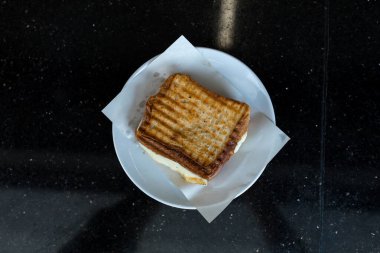 Geleneksel Türkçe kahvaltı yemeği tostu. Bilinen tost.