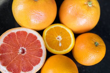 Arka planda greyfurt narenciye ve greyfurt dilimi var.