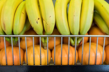 Süpermarkette taze, doğal ve sağlıklı organik meyveler. Sağlıklı gıda konsepti. Çiftçi pazarı