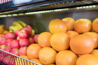 Süpermarkette taze, doğal ve sağlıklı organik meyveler. Sağlıklı gıda konsepti. Çiftçi pazarı