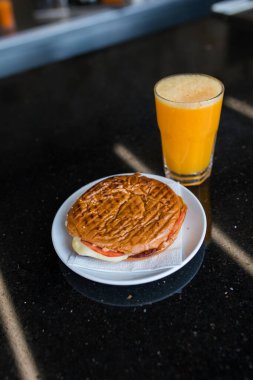 Bir bardak portakal suyu, portakal dilimleri ve tost sandviçi. Sağlıklı Kahvaltı, Geleneksel Türk kahvaltısı