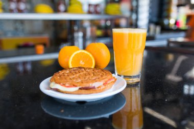 Bir bardak portakal suyu, portakal dilimleri ve tost sandviçi. Sağlıklı Kahvaltı, Geleneksel Türk kahvaltısı