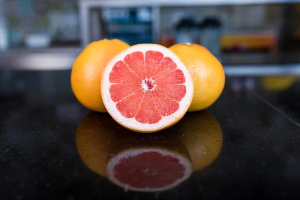 Grépfrút Citrusfélék Grépfrútszelet Fekete Asztal Hátterében — Stock Fotó