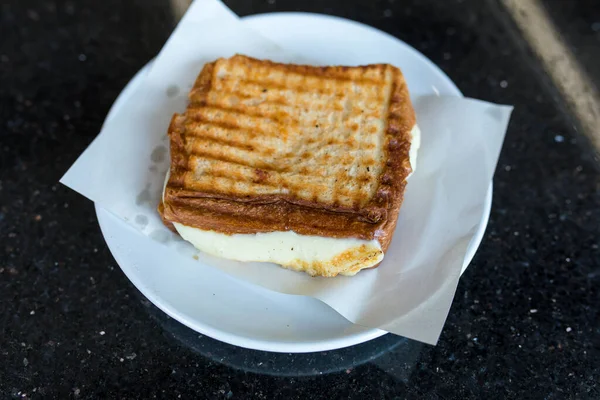 Geleneksel Türkçe kahvaltı yemeği tostu. Bilinen tost.