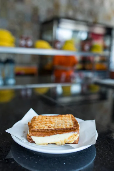 伝統的なトルコ式朝食料理トーストサンドイッチ 知られているテストも — ストック写真