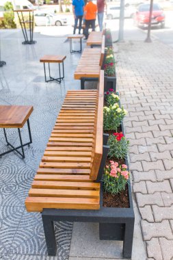 Ahşap koltuğun bir parçası. Ahşap arkaplanda ızgara 