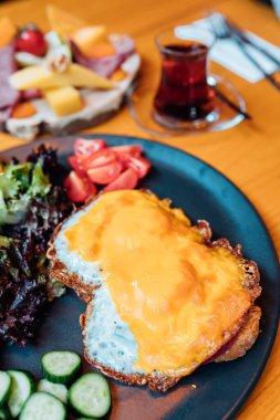 Kahvaltı masası, brunch tabağı ve ahşap masada Türk çayı. Kahvaltı veya brunch konsepti. Geleneksel Türk kahvaltısı.