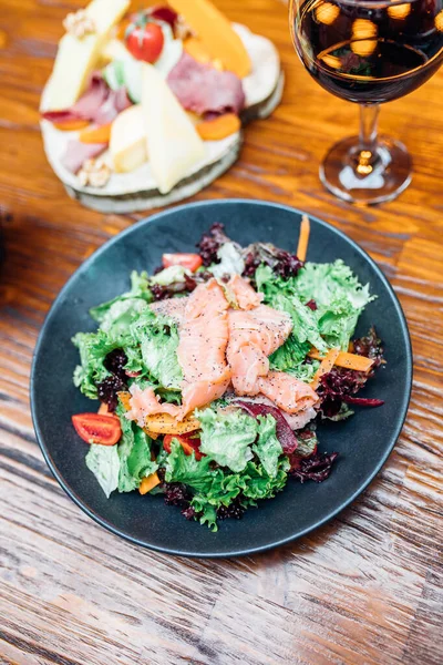 Salad Salmon Asap Gelas Anggur Merah Dan Berbagai Macam Piring — Stok Foto