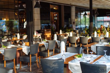Kapalı ya da açık havada Yunan ya da Türk tarzı restoran yemeği ya da salata ve aperatifli yemek masası. Yemek masası kurulumu