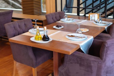 Kapalı ya da açık havada Yunan ya da Türk tarzı restoran yemeği ya da salata ve aperatifli yemek masası. Yemek masası kurulumu