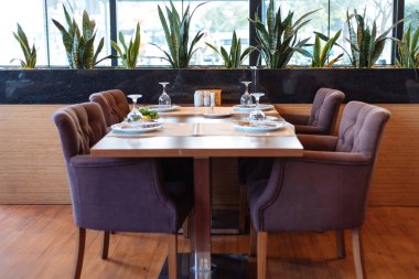 Kapalı ya da açık havada Yunan ya da Türk tarzı restoran yemeği ya da salata ve aperatifli yemek masası. Yemek masası kurulumu