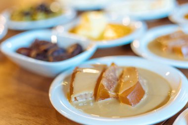 Geleneksel Türk tahini kabak tatlısı kahvaltıda ahşap masada.