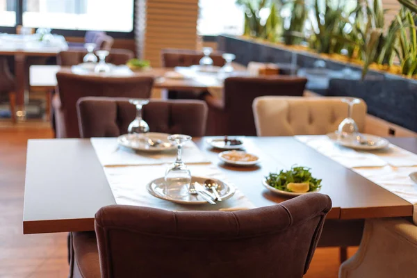 Kapalı ya da açık havada Yunan ya da Türk tarzı restoran yemeği ya da salata ve aperatifli yemek masası. Yemek masası kurulumu