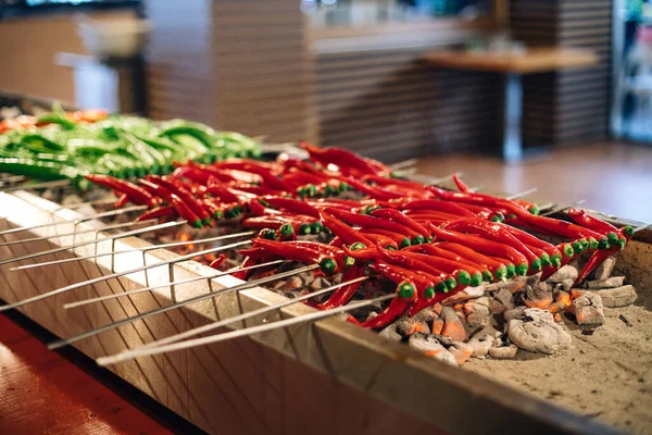 Izgarada ızgara biber. Biberli şiş kebap ve metal şiş. Vejetaryen kebabı. Yeşil ve kırmızı ızgara kırmızı biber.. 