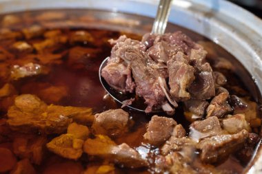 Kazanda kepçe kaşıkta haşlanmış ya da kavrulmuş et güveci.. 
