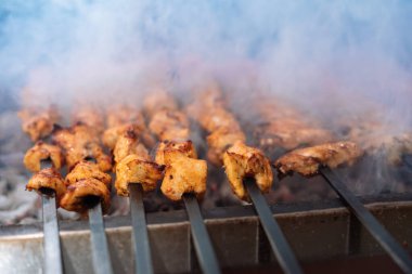 Türk restoranında tavuk şiş kebap ya da kebap eti, metal şiş ızgara ve közler. Şiş kebap tavuk kebabı...